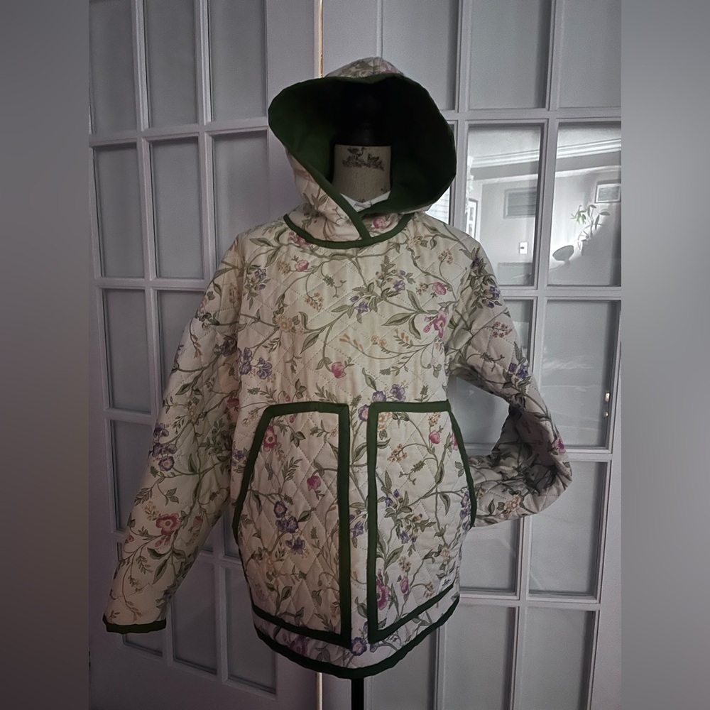 🌻five -stitched by tina-
One of a kind Upcycled Quilt Hoodie